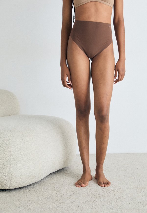 SHAPEWEAR SCULPTED FIRM THONG STAY PUT  - Shapewear - sunstone