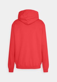 Sudadera roja con capucha, fabricada con tela suave, que cuenta con un bolsillo tipo canguro, puños y dobladillo acanalados, y un diseño de capucha sin costuras.