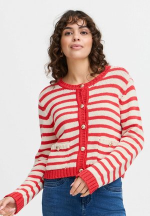 Cardigan a righe rosso e crema lavorato a maglia, con scollatura rotonda, bottoni dorati e due tasche. Orlo e polsini a costine per una maggiore texture.