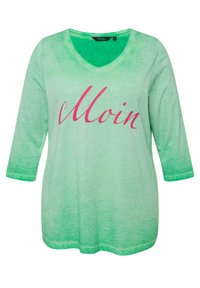 Grünes V-Ausschnitt-Shirt mit 3/4-Ärmeln, mit dem Wort "Moin" in pinker Schreibschrift auf der Vorderseite. Weicher, strukturierter Stoff mit einem Farbverlauf.