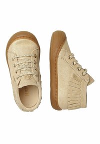 Scarpe in suede glitterato color sabbia con dettagli frangiati, lacci dorati e suola in gomma. Presentano una punta rotonda e una cucitura dettagliata sui lati.