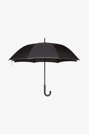 Czarna parasolka z zakrzywioną rączką, wykonana z wodoodpornego materiału, z okrągłym daszkiem i solidną metalową ramą. Brak wzorów i akcentów.