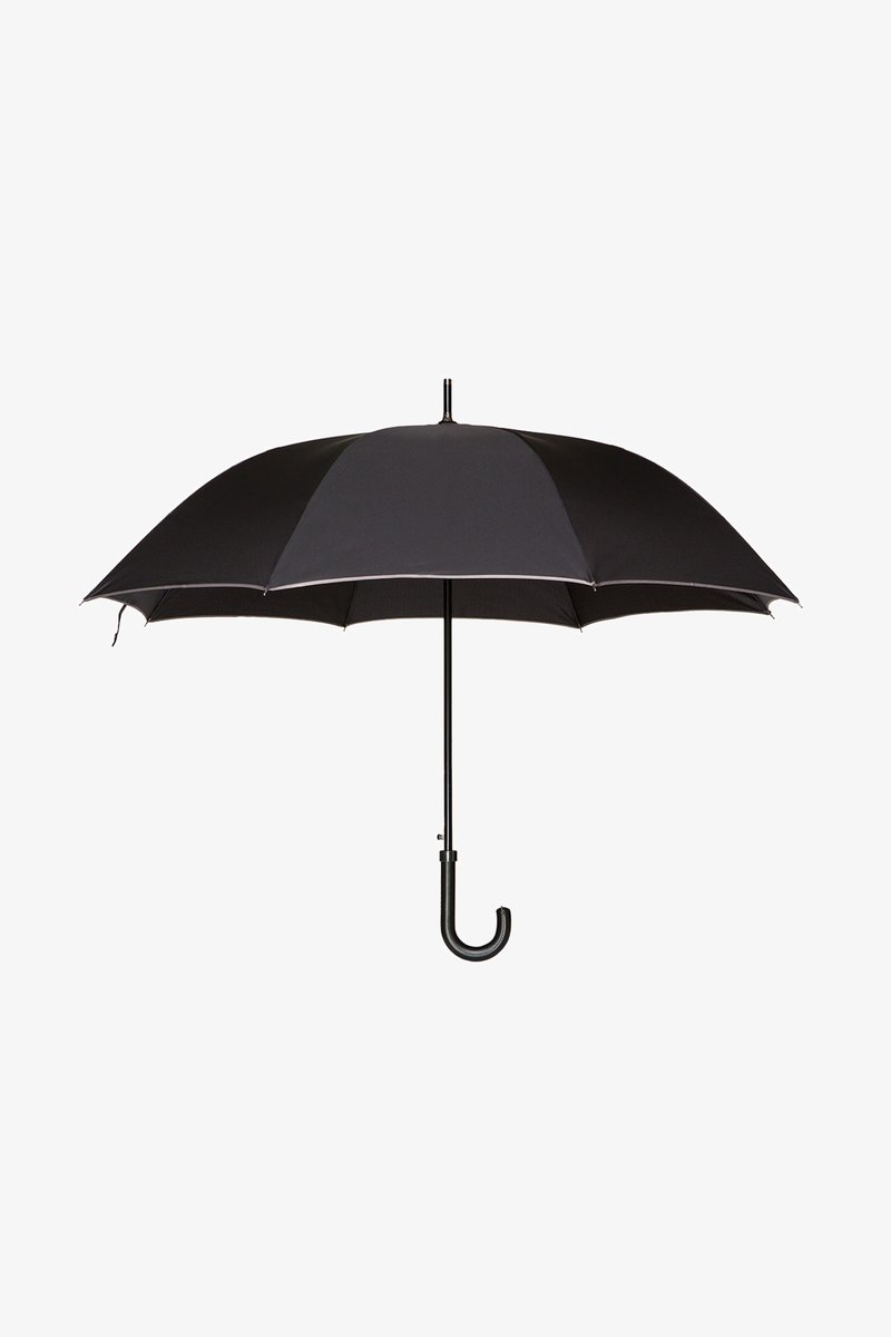 Czarna parasolka z zakrzywioną rączką, wykonana z wodoodpornego materiału, z okrągłym daszkiem i solidną metalową ramą. Brak wzorów i akcentów.