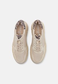 Vaaleat sneakerit, joissa on pyöreät varpaat, teksturoitu nahkapinta ja leopardikuosiset kaulus. Mukana nauhat ja kevyet, paksut pohjat.
