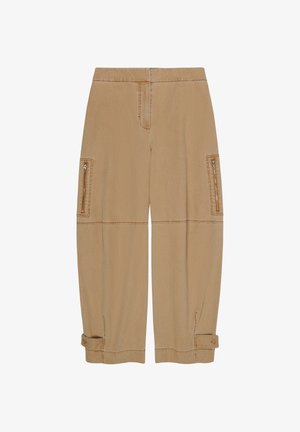 Pantalones cargo de pierna ancha de color marrón claro con bolsillos con cremallera en los laterales y tiras abotonadas en los puños, hechos de tela suave.