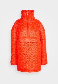 Pomarańczowa, ocieplana kurtka z wysokim kołnierzem, zamkiem błyskawicznym i przednią kieszenią. Posiada pikowany wzór w jodełkę oraz długie rękawy.