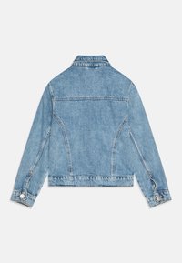 Hellblau Jeansjacke mit klassischem Kragen, langen Ärmeln, Schulterpasse und Knopfmanchetten mit silbernen Hardware-Akzenten.