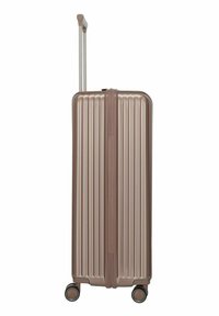 Valise rigide verticale à texture nervurée, finition rose doré métallique, poignée rétractable et quatre roues pivotantes pour une maniabilité aisée.