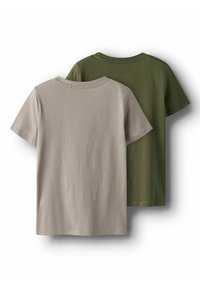 Deux T-shirts à manches courtes : un en gris clair et l'autre en vert foncé. Tous deux sont fabriqués en coton uni et lisse avec des cols ronds.