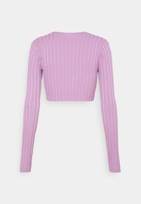 Lila ribbad stickad kort tröja med långa ärmar och rund halsringning, uppvisad liggande på en vit bakgrund.