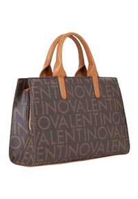 Hnědá kožená kabelka s texturovaným povrchem a opakovaným logem "Valentino". Dvě pevné ucha a detail bočního zipu.