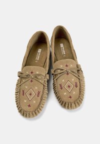 Mocassini in suede beige con motivi geometrici ricamati in rosso e crema e dettaglio a fiocco, etichettati Pull&Bear Collection, taglia 37 e 41.