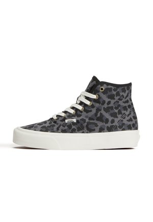 Høj Vans sneaker med sort og mørkegråt leopardprint, hvide snørebånd og tyk hvid sål, vist fra siden på en hvid baggrund.