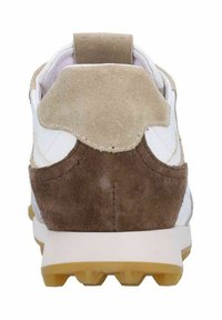 Sneaker bianco con dettagli in suede marrone, linguetta corta sul tallone, suola testurizzata e cuciture rinforzate lungo i lati.