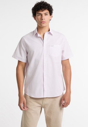 Short-sleeve, collared shirt in light pink with a subtle check pattern, featuring a chest pocket and button closure. Made of lightweight fabric.