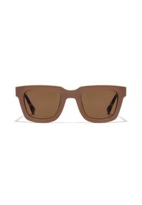Ochelari de soare din plastic maro, cu lentile pătrate, nuanță închisă de maroniu, brațe plate și o ușoară adâncire în sprânceană pentru o estetică modernă.
