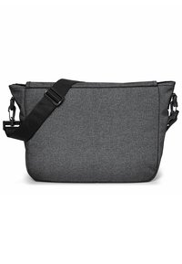 Sac messenger gris en tissu texturé, avec une bandoulière noire réglable, un design plat et un dessus zippé pour un accès facile.