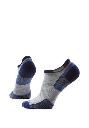 Par de calcetines invisibles en gris con detalles en azul oscuro y azul claro, mostrados sobre un fondo blanco.