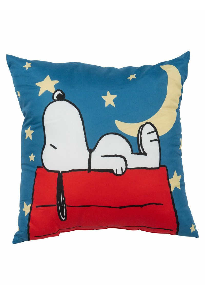 Cuscino quadrato con Snoopy su una cuccia rossa contro uno sfondo blu con stelle gialle e una luna. Il materiale sembra morbido e resistente.