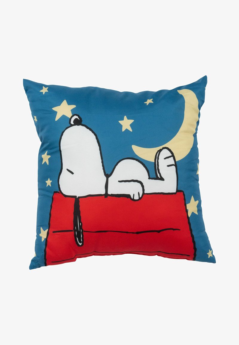 Cuscino quadrato con Snoopy su una cuccia rossa contro uno sfondo blu con stelle gialle e una luna. Il materiale sembra morbido e resistente.