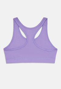 Violeta sporta krūšturis ar racerback dizainu, izgatavots no gludas auduma un ar tīrām šuvēm, izlikts uz baltas fona.