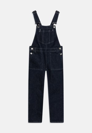 Salopette en denim foncé avec bretelles réglables, poches avant, accents métalliques et coupe droite. Tissu durable avec une texture lisse.
