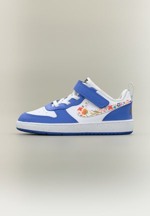 Low-Top-Sneaker mit blauen und weißen Paneelen, floral gemustertem Swoosh-Logo, weißen Schnürsenkeln und einem blauen Klettverschluss vor einfachem Hintergrund.