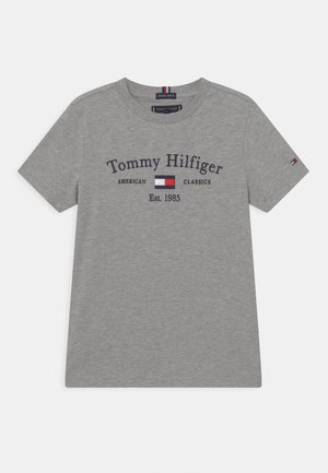 Grå kortærmet t-shirt af økologisk bomuld. Har marineblåt tekst med "Tommy Hilfiger" og logo, samt "American Classics" og "Est. 1985."