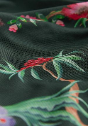 Tessuto floreale verde con rete testurizzata, caratterizzato da bacche rosse, fiori rosa e viola e fogliame verde intricati in un design morbido e fluido.