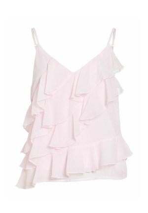 Camisole rose clair sans manches avec volants superposés et fines bretelles ajustables sur fond blanc uni.