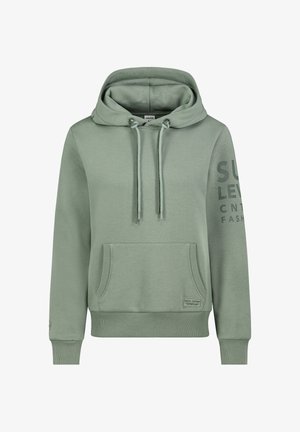 Hellgrünes Kapuzensweatshirt mit Kängurutasche vorne, Kordelzugkapuze und dezentem Text auf dem linken Ärmel und dem Taschenaufnäher.