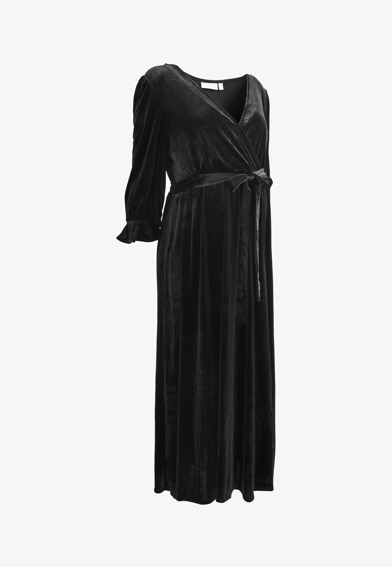 Robe de maternité longue en velours noir à manches longues, avec un décolleté en V portefeuille, des poignets volantés et une ceinture nouée à la taille.