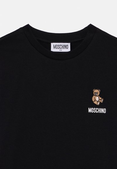 Μαύρο βαμβακερό T-shirt με κέντημα καφέ αρκουδάκι στο αριστερό στήθος και το κείμενο "MOSCHINO" από κάτω σε λευκό. Κλασικός σχεδιασμός με λαιμόκοψη crew.