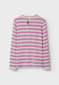 Langsleeve top in afwisselend roze en crèmekleurige strepen, met een sleutelgatopening aan de achterkant en gerimpelde manchetten. Zachte katoenen stof.