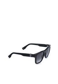Lunettes de soleil rectangulaires noires avec verres dégradés foncés et branches texturées présentant des éléments décoratifs argentés près des charnières.