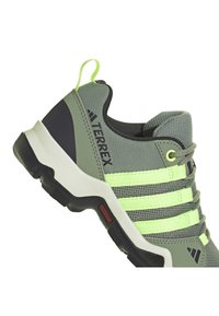 adidas Terrex TERREX AX2R HIKING - Hikingschuh - silver green/green spark/crystal jade