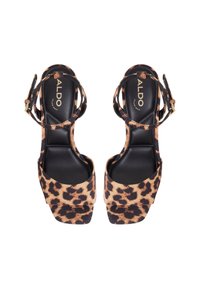 Sandalias de tacón alto con estampado de leopardo que cuentan con una plantilla negra, cierre de tirante en el tobillo y una suela de plataforma gruesa. Incluye detalles en dorado.