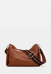 Braune Leder-Schultertasche in dreieckiger Form, mit einem kontrastierenden gestreiften Schulterriemen und metallischen Beschlägen. Glatte Textur und zurückhaltendes Design.