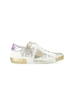Sneaker bianco a basso profilo con accenti metallici argento, oro e rosa, con allacciatura frontale e una toppa testurizzata beige sul lato.