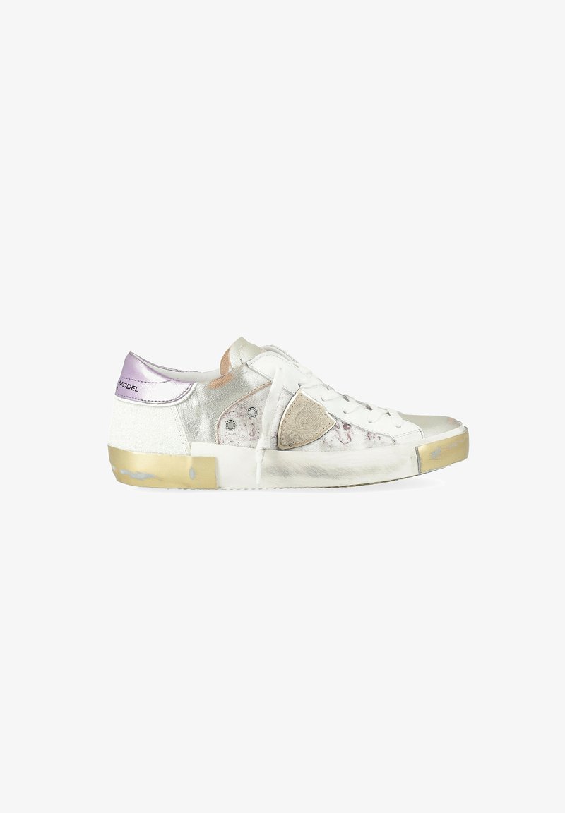 Sneaker bianco a basso profilo con accenti metallici argento, oro e rosa, con allacciatura frontale e una toppa testurizzata beige sul lato.