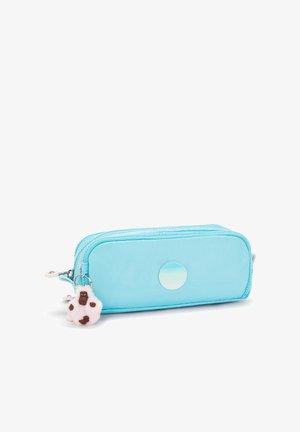 Aqua blauwe pennentas met een gladde nylon buitenkant, dubbel ritsluiting en een zachtroze schapensleutelhanger ter decoratie.