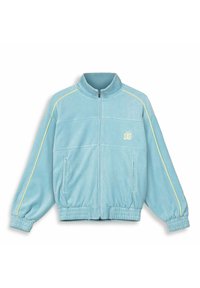 Jacket in velluto blu chiaro con colletto alto, dettagli gialli, zip frontale, polsini elasticizzati e due tasche laterali. Presenta il logo sul petto.