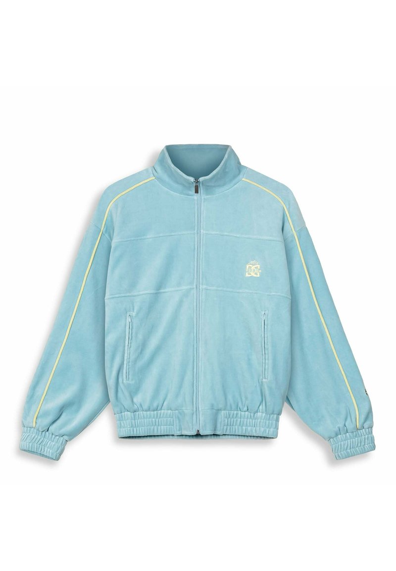 Jacket in velluto blu chiaro con colletto alto, dettagli gialli, zip frontale, polsini elasticizzati e due tasche laterali. Presenta il logo sul petto.