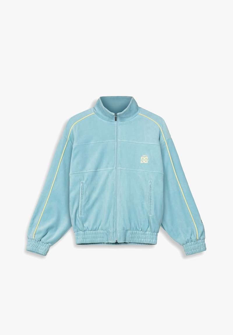 Jacket in velluto blu chiaro con colletto alto, dettagli gialli, zip frontale, polsini elasticizzati e due tasche laterali. Presenta il logo sul petto.