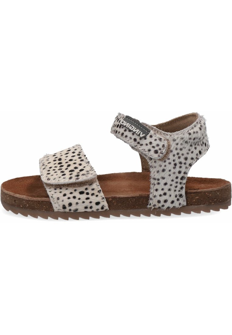 Open-toe sandaal met verstelbare banden, gemaakt van grijs en wit gevlekt faux fur. Bevat een bruine textuur voetbed en rubberen zool.