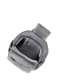 Szary plecak wykonany z teksturowanej tkaniny, z dwoma zamykanymi na zamek kieszeniami oraz wyściełanym tyłem. Wnętrze wyposażone w wzorzystą podszewkę i klips.