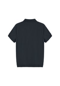 Camisa polo de manga corta en azul marino oscuro, con un cuello clásico y una textura suave. Diseño simple sin logotipos ni patrones visibles.