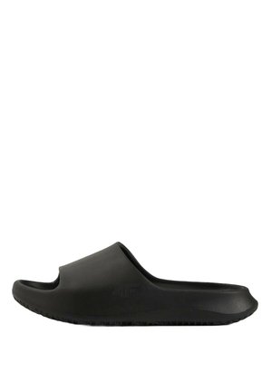 Czarna sandałka typu slip-on na grubej podeszwie z szerokim paskiem na górze, zaprojektowana do codziennego użytku i łatwego zakładania oraz zdejmowania.