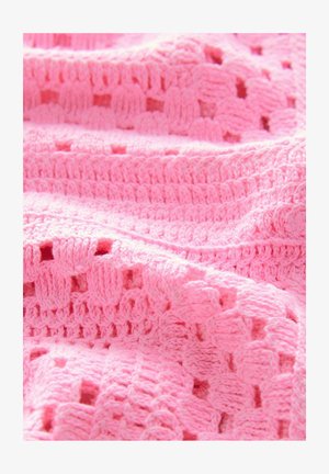 Jasne ružové pletené tkanivo s textúrovaným vzorom, ktorý obsahuje otvorené a zvýšené stehy. Mäkký, ľahký a ohybný materiál.