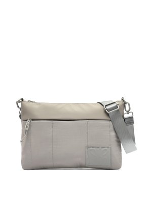 Svijetlosiva pravokutna torba preko tijela s podesivim remenom, prednjim džepom na patentni zatvarač i diskretnim utisnutim logotipom u donjem desnom kutu.